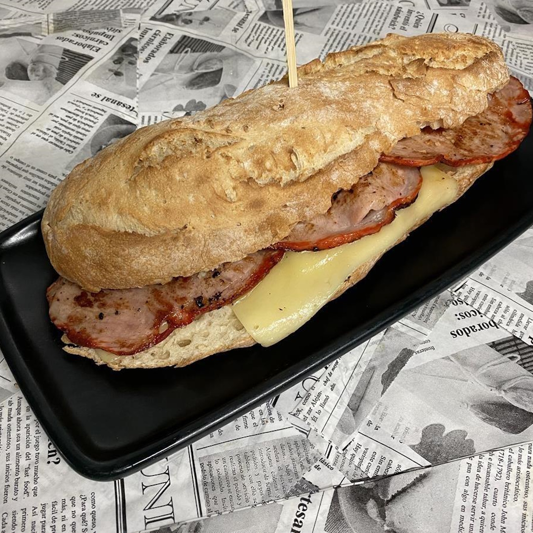 Bocadillo caliente de lomo con queso a la brasa en Cal Manelet Canyelles