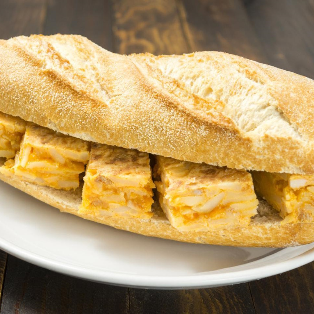Bocadillo caliente de tortilla casera en Cal Manelet, Canyelles