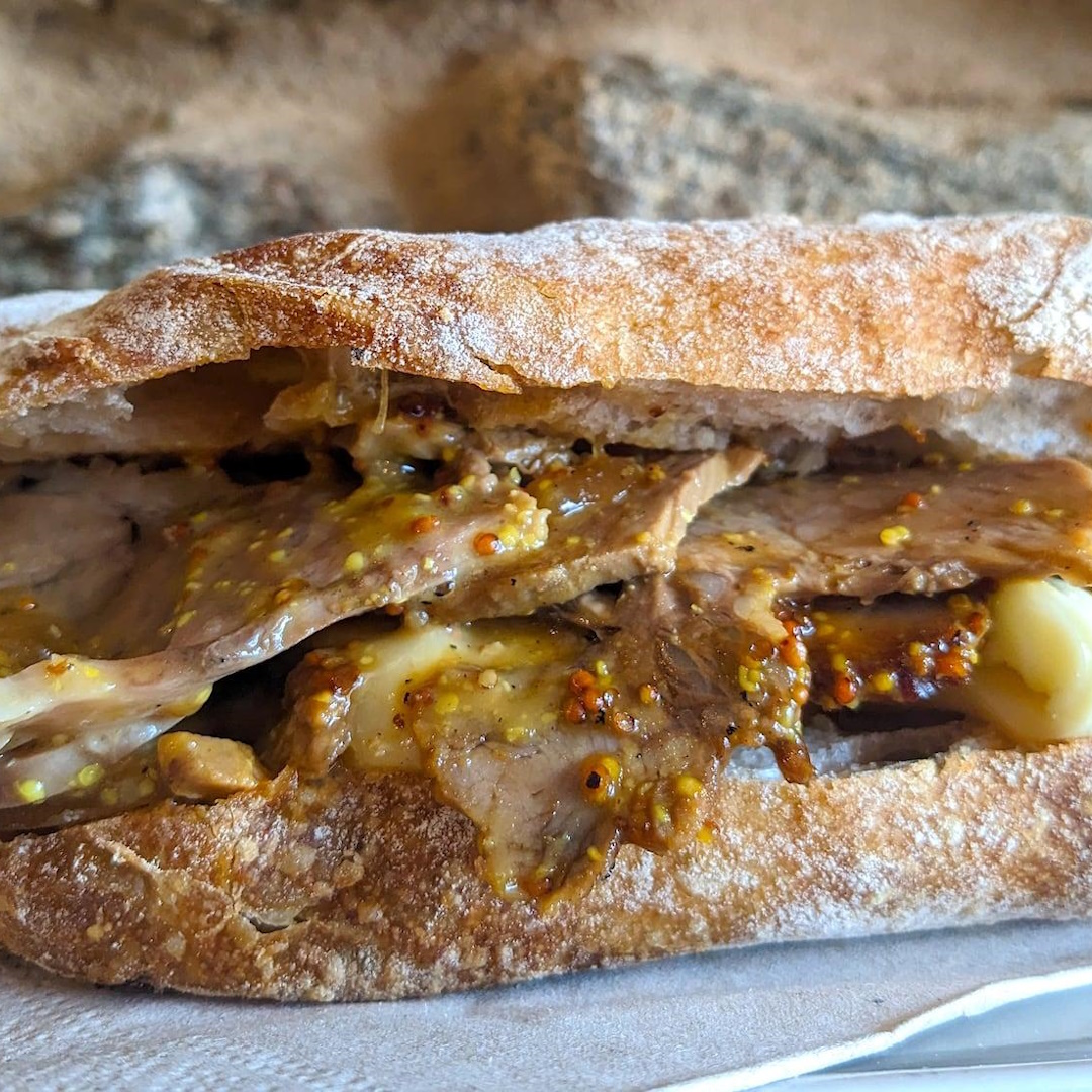 Bocadillo de carne a la brasa en Cal Manelet, bocadillos calientes Canyelles