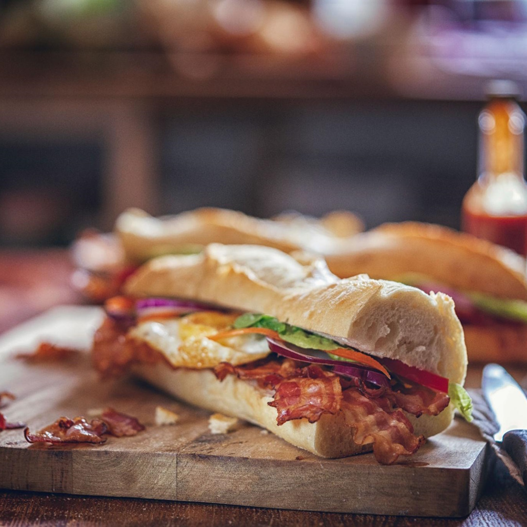 Bocadillo caliente de bacon y huevo en Canyelles Cal Manelet