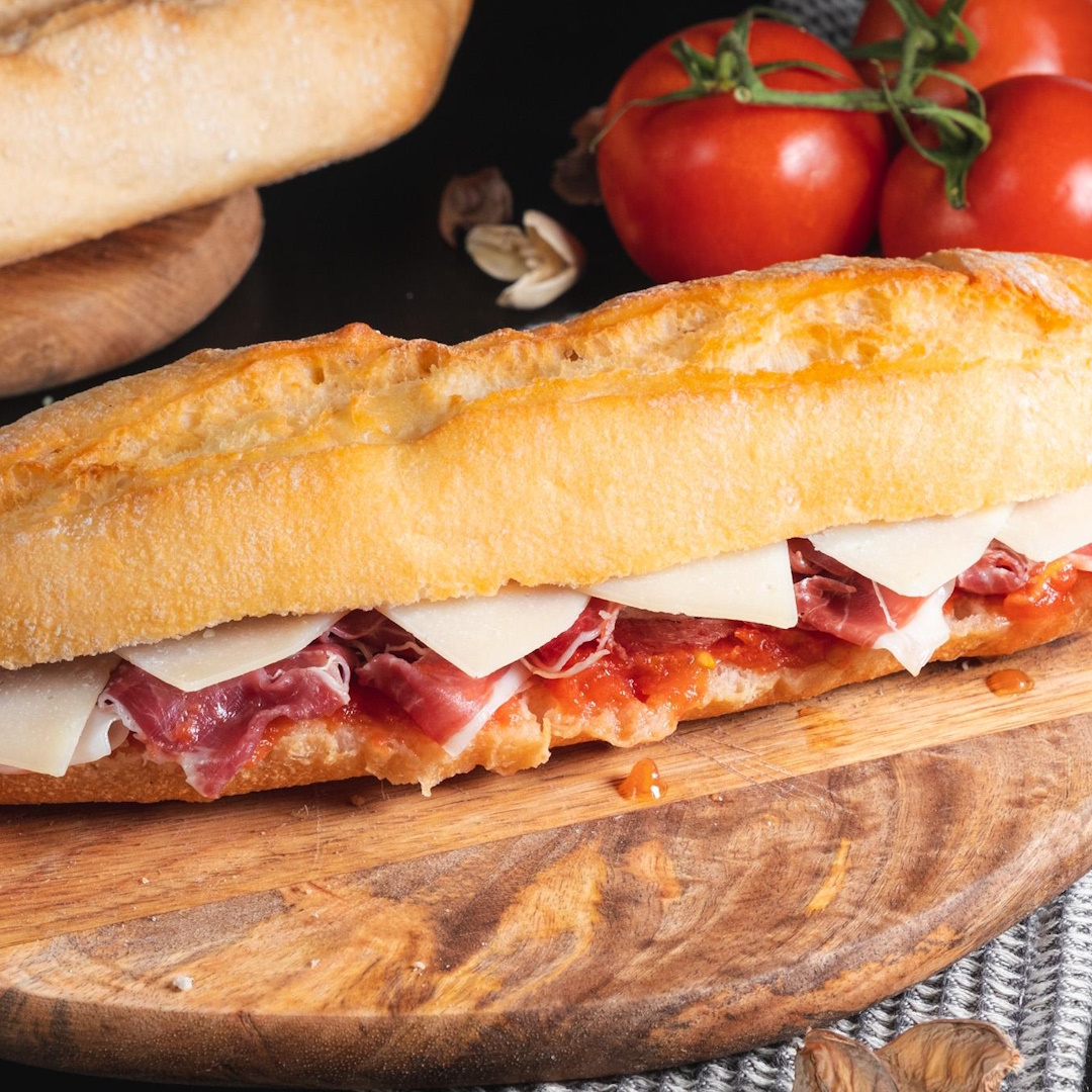 Bocadillo caliente de embutido ibérico en Cal Manelet Canyelles