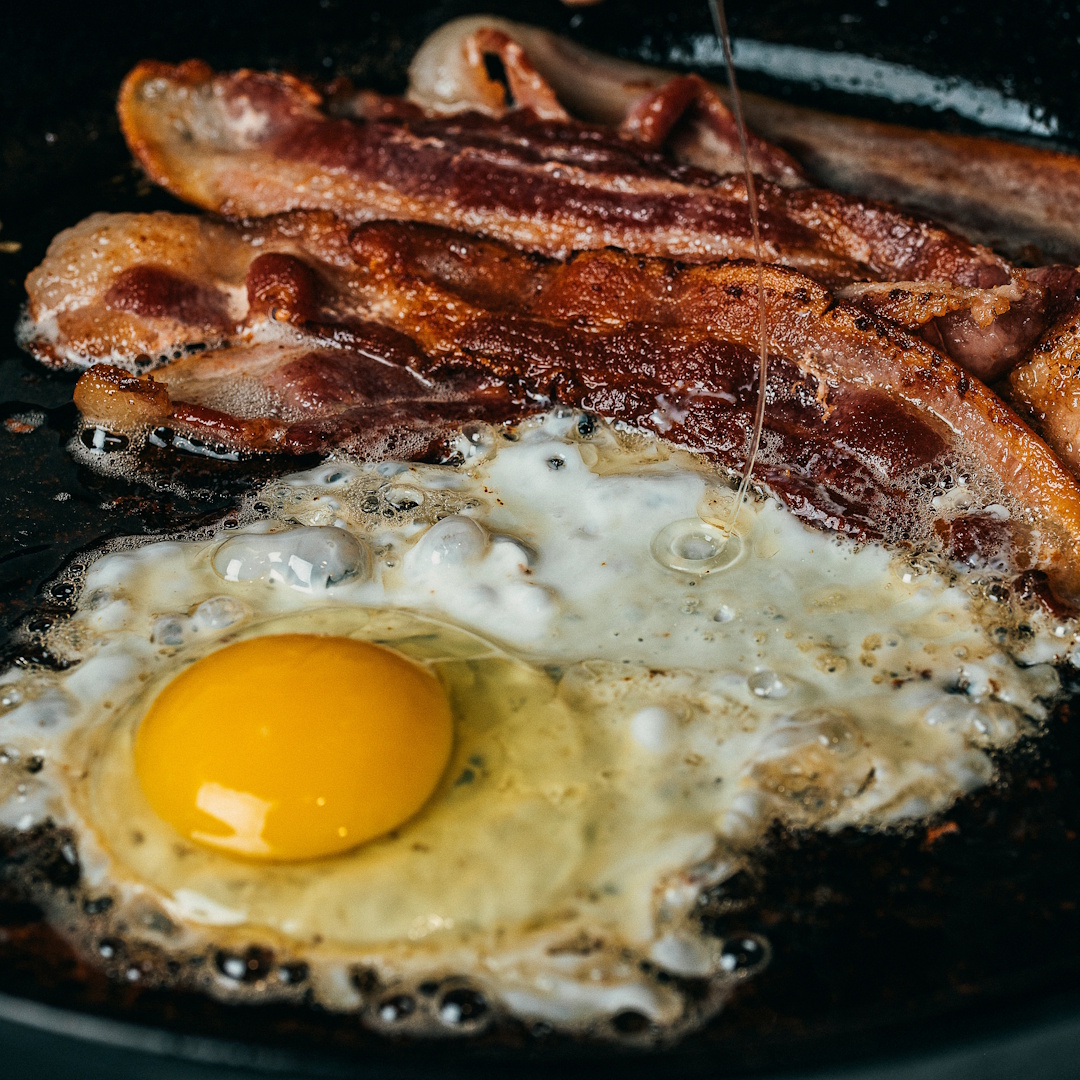 Huevos con bacon, desayuno caliente Cal Manelet Canyelles